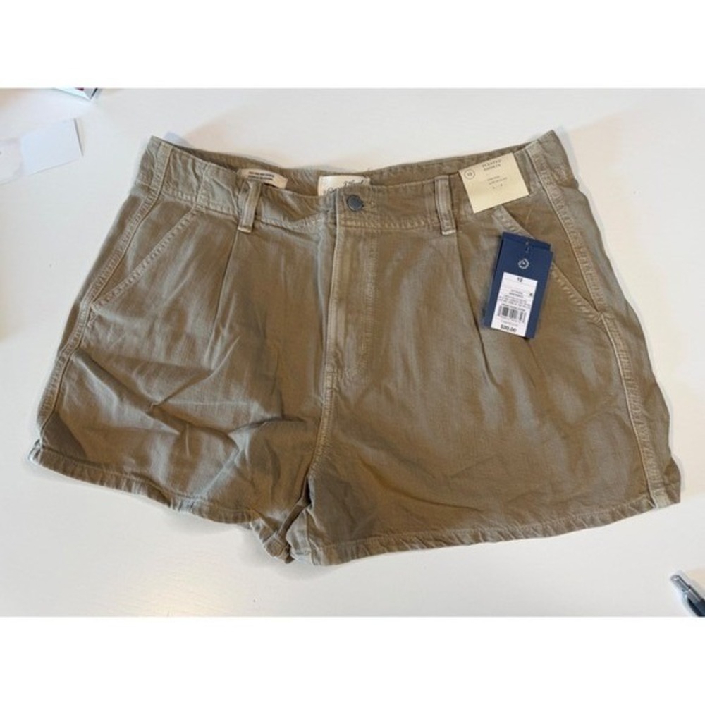 Universal Thread Women Khaki Pleated Short HighRise Slim Hip Leg Tan Size 12 NWT